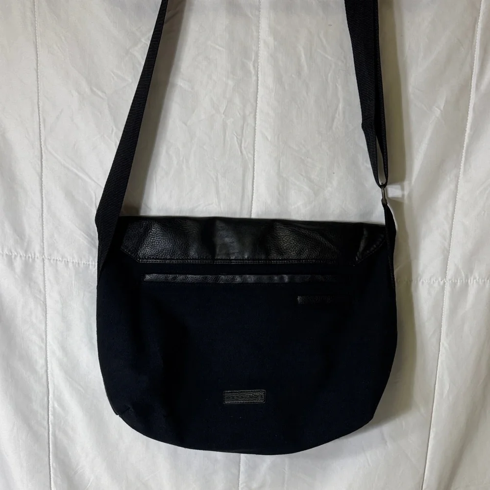 Attitude Black Leather &‎ Canvas Messenger Bag Crossbody Adjustable Strap